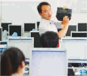 同时还是速录教师的刘凤鸣正在教授速录机的基本指法